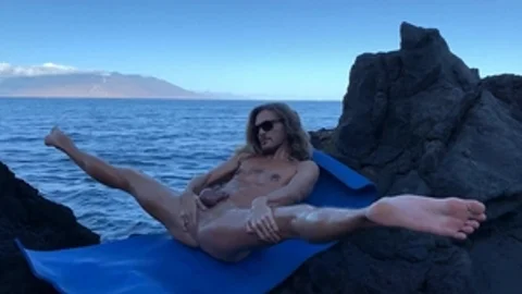 AlternaDudes: Hairy Keleb yoga at the beach
