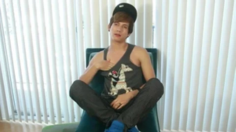 Spilling in Small Jeans