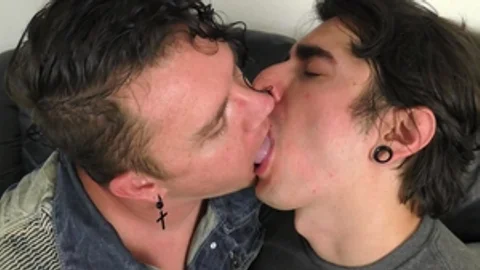 ManPuppy.com - Very hawt Leo Blue sensual kissing